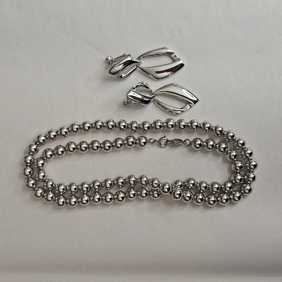 NWOT Vintage Clip-On Earring and Bead Necklace Set Silver-Tone - Picture 2 of 8